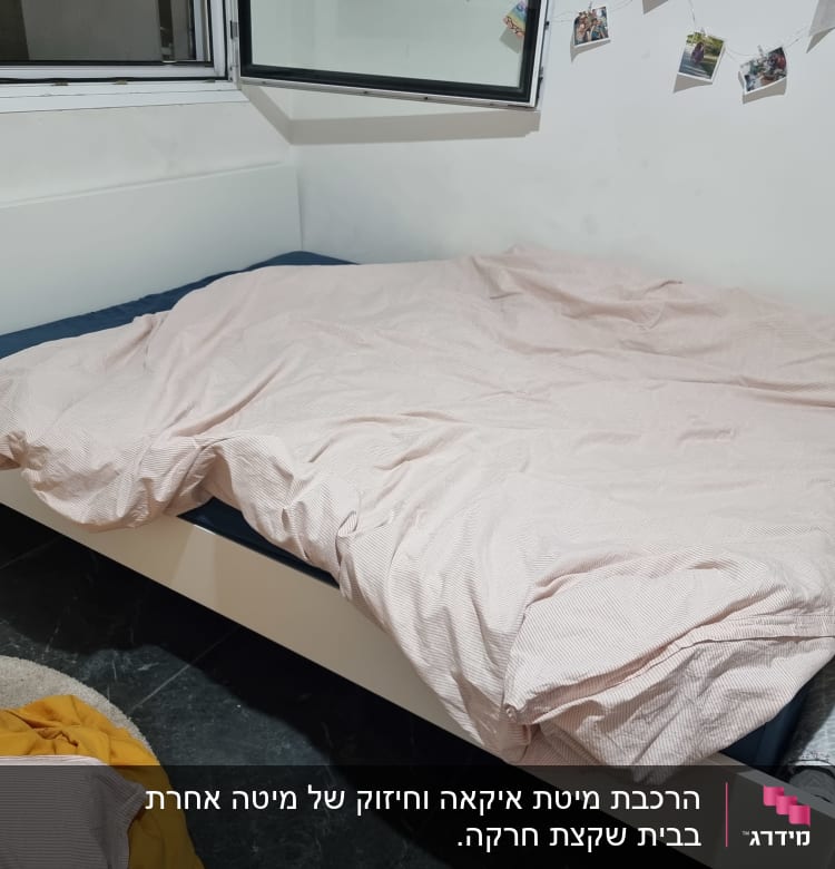 מיטה עם מצעים ורודים בחדר שינה